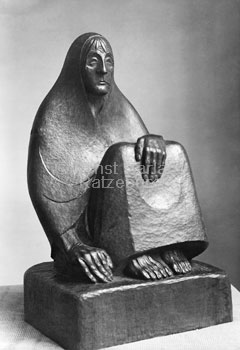 Barlach Foto - Hockende Alte - Holz - H 56cm